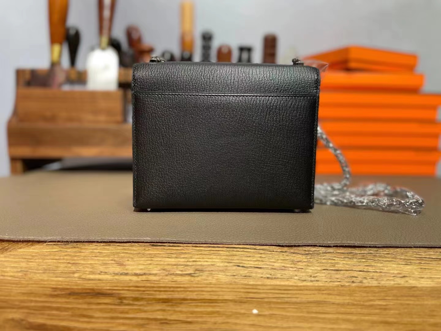 Hermès（爱马仕）Verrou 手枪包 黑色 山羊皮 银扣