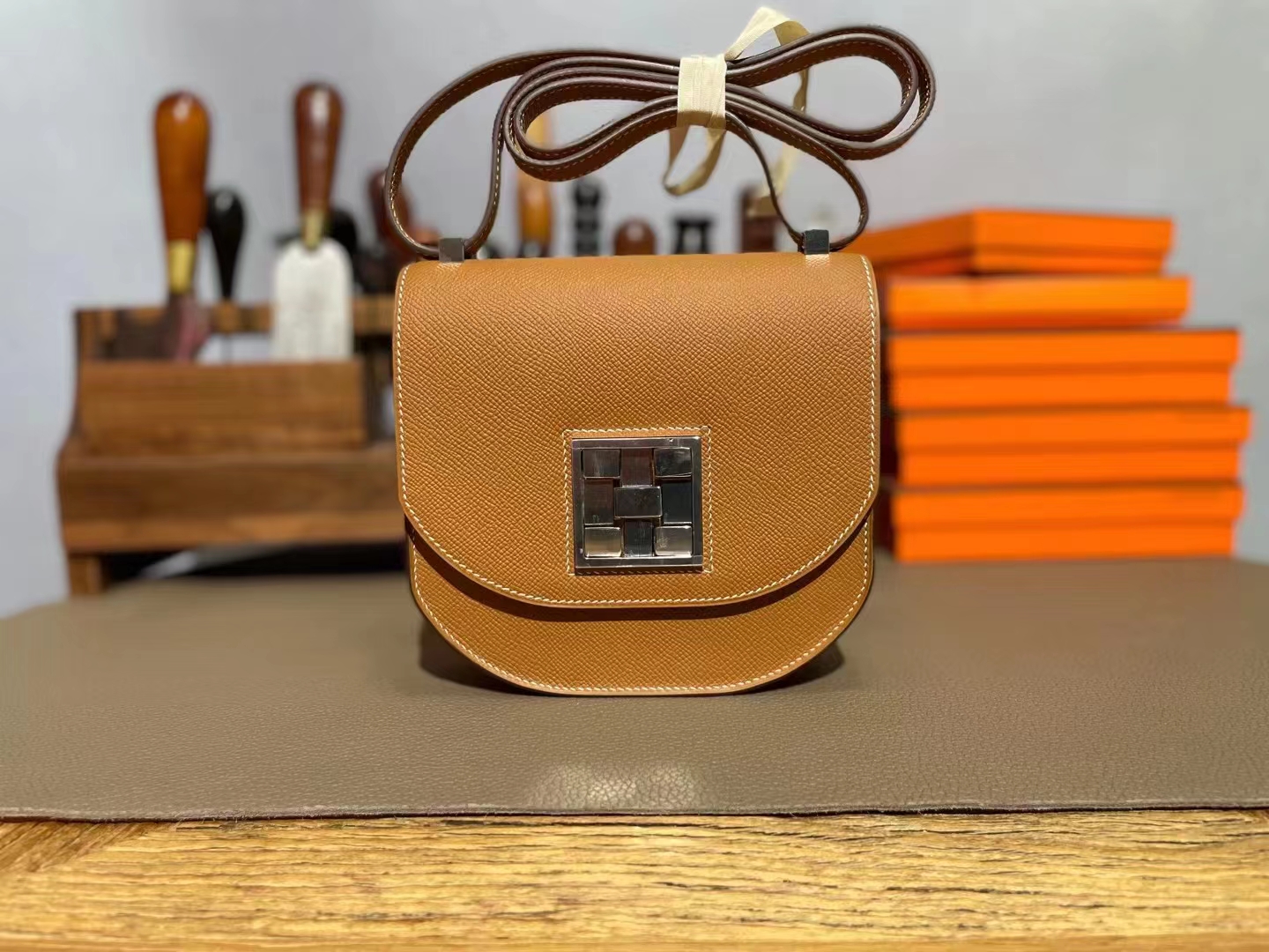 Hermès（爱马仕）马赛克 金棕色 Epsom 掌纹皮 银扣 17cm