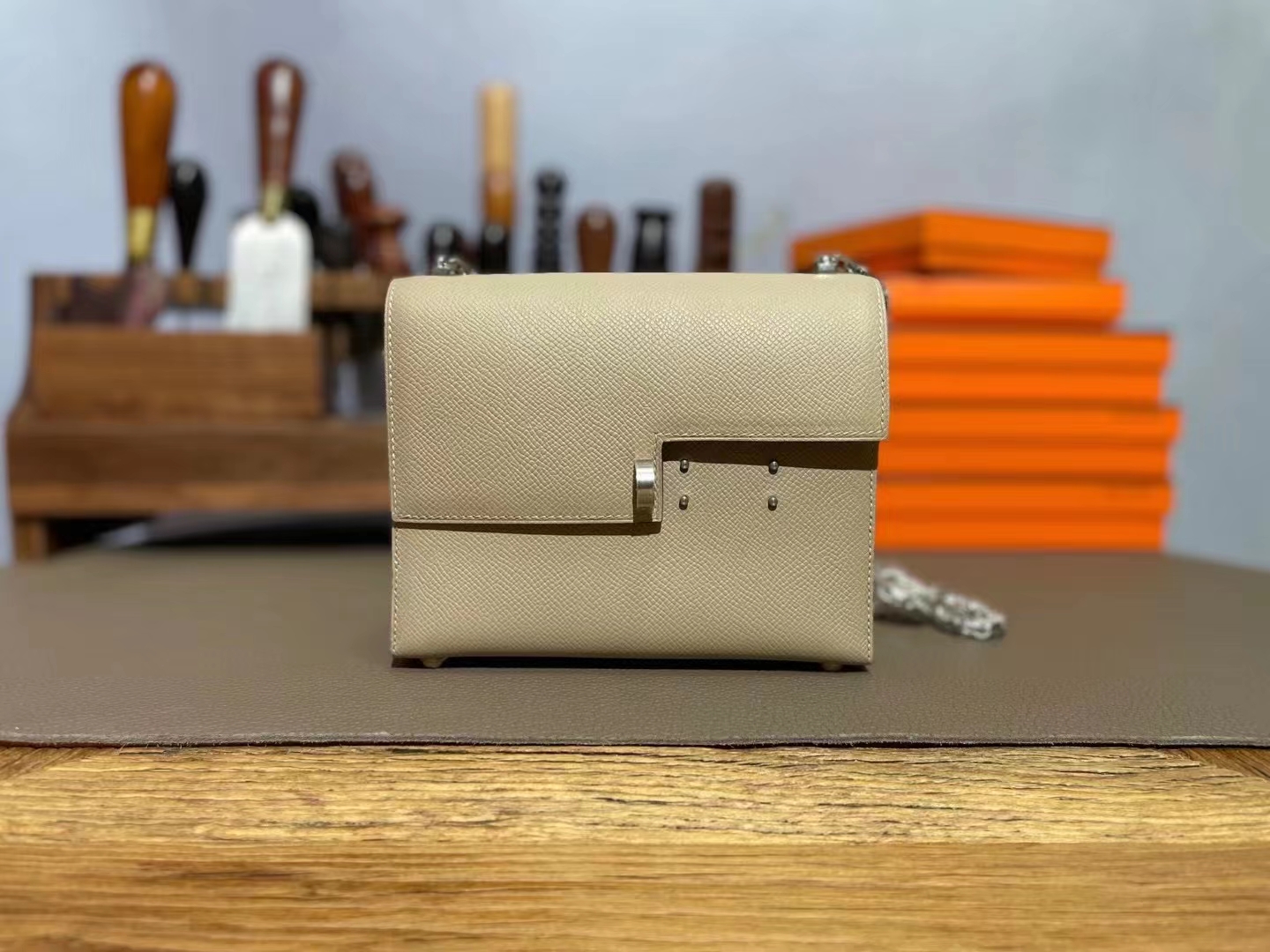 Hermès（爱马仕）Verrou 手枪包 风衣灰 Epsom皮 银扣