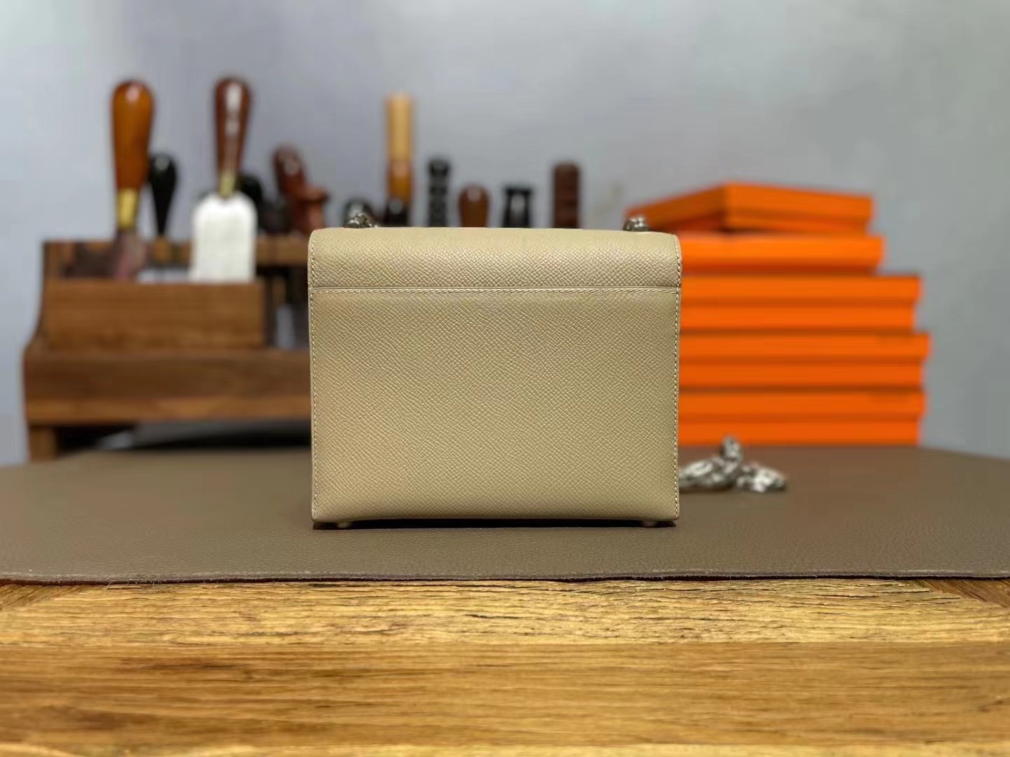 Hermès（爱马仕）Verrou 手枪包 风衣灰 Epsom皮 银扣