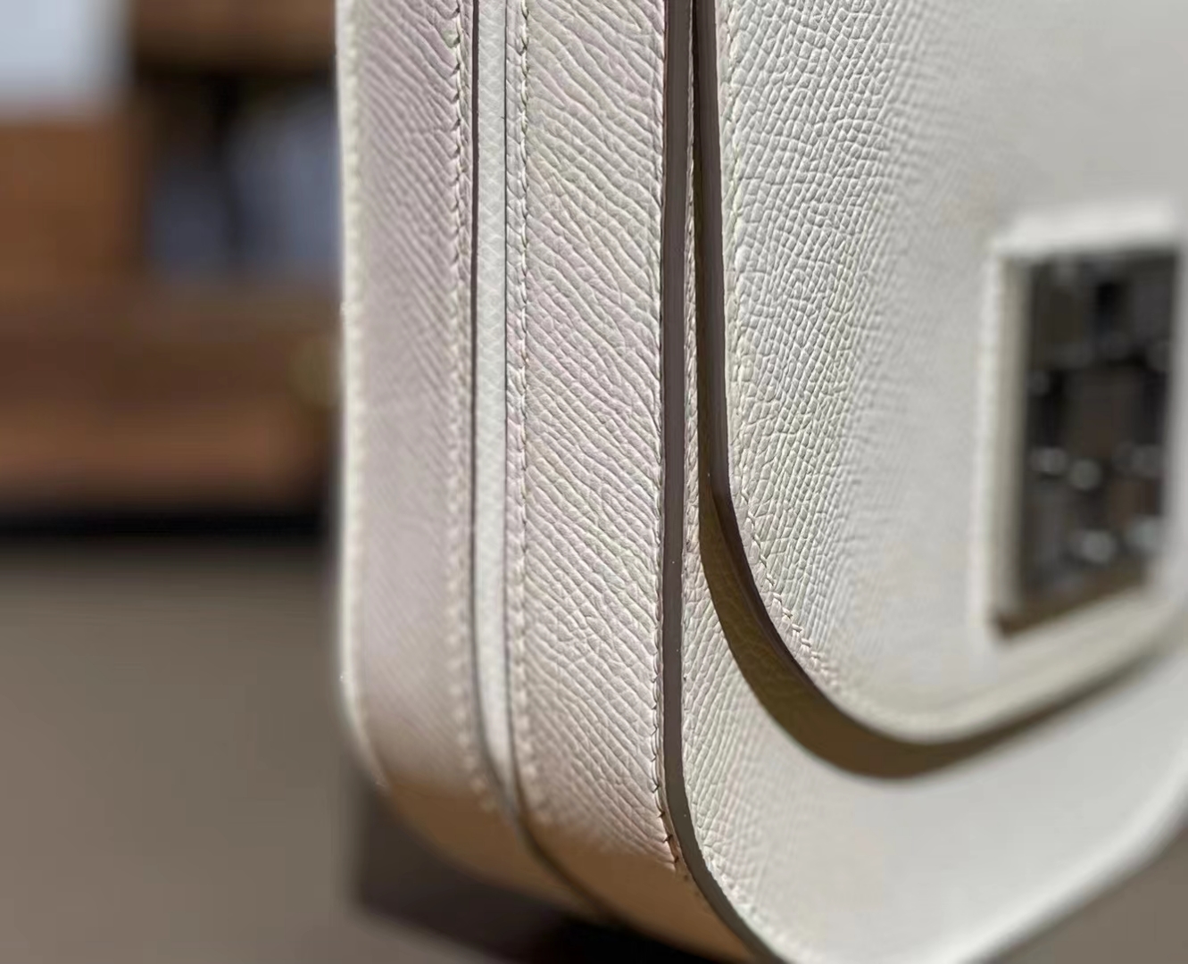Hermès（爱马仕）马赛克 奶昔白 Epsom 掌纹皮 银扣 17cm