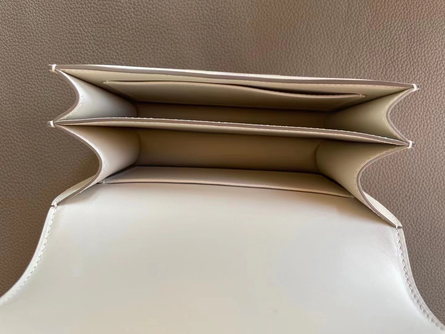 Hermès（爱马仕）Constance 小康 奶昔白 EP掌纹皮 金扣 19cm