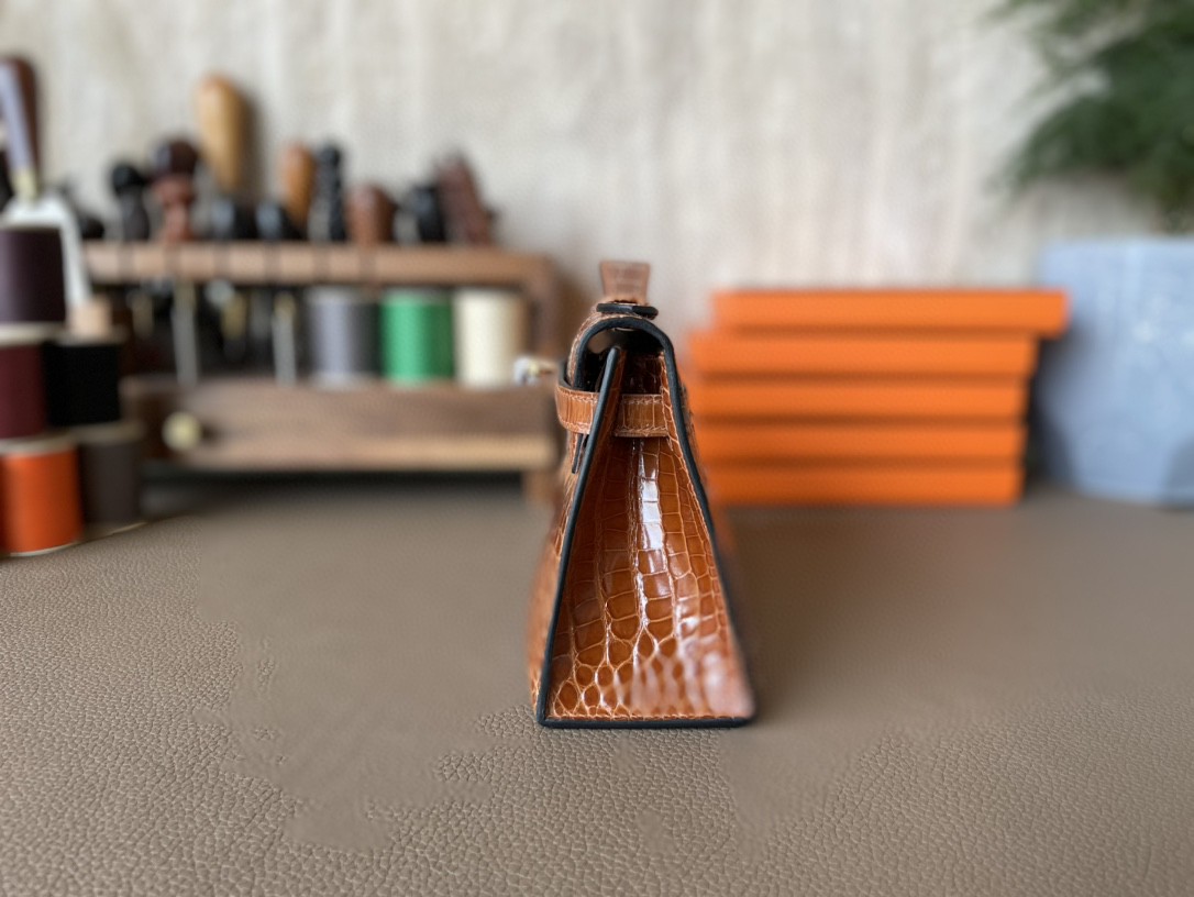Hermès（爱马仕）Mini kelly pochette 迷你凯莉 烟草色 亮面美洲鳄 金扣 一代 22cm