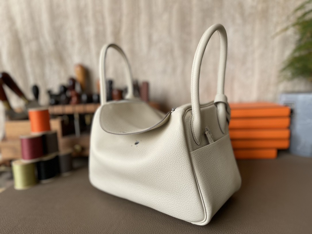Hermès（爱马仕）Lindy 琳迪包 奶昔白 TOGO 顶级小牛皮 银扣 26cm