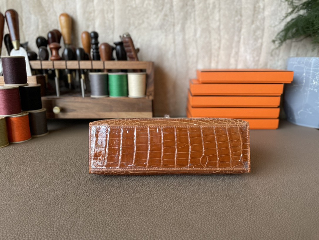 Hermès（爱马仕）Mini kelly pochette 迷你凯莉 烟草色 亮面美洲鳄 金扣 一代 22cm