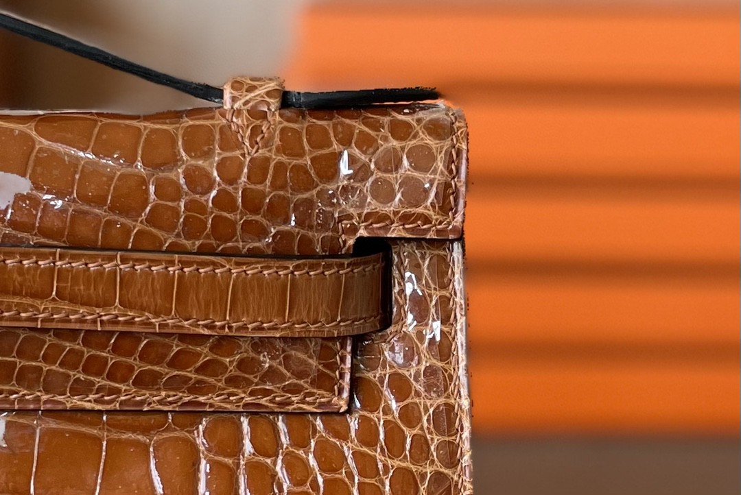 Hermès（爱马仕）Mini kelly pochette 迷你凯莉 烟草色 亮面美洲鳄 金扣 一代 22cm