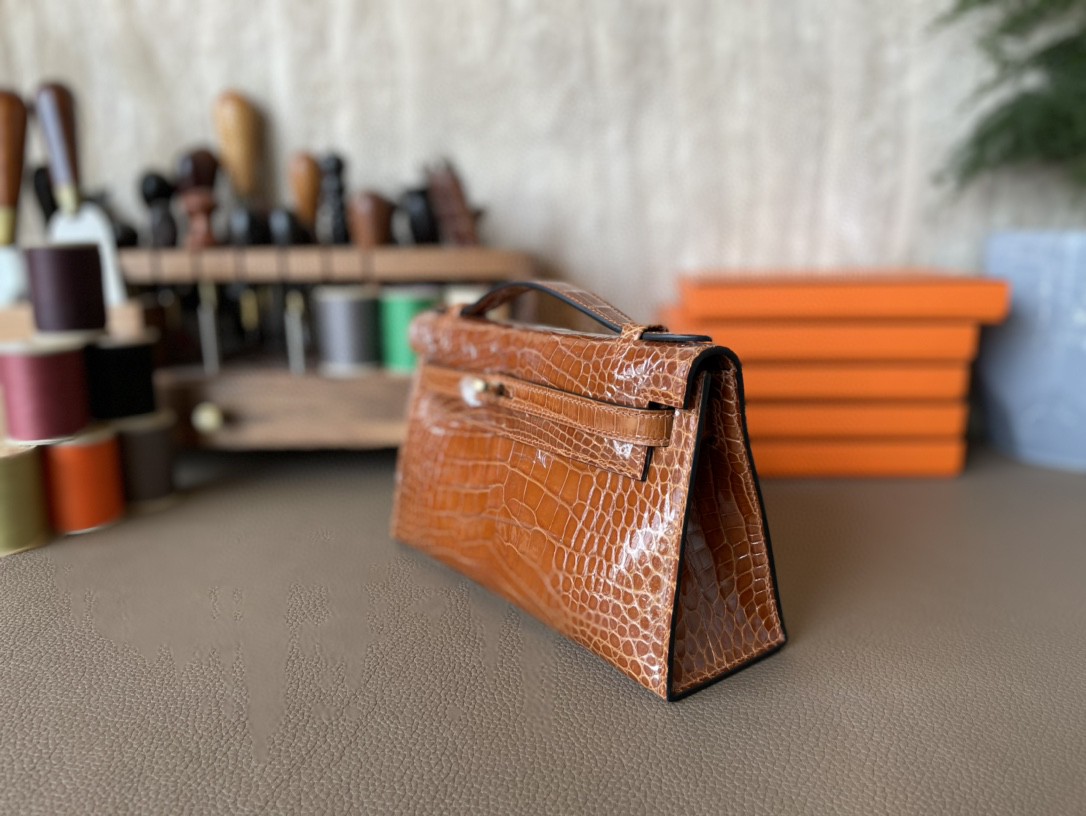 Hermès（爱马仕）Mini kelly pochette 迷你凯莉 烟草色 亮面美洲鳄 金扣 一代 22cm