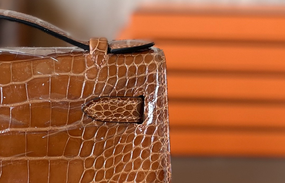 Hermès（爱马仕）Mini kelly pochette 迷你凯莉 烟草色 亮面美洲鳄 金扣 一代 22cm