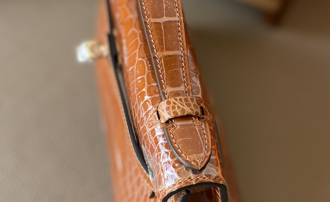 Hermès（爱马仕）Mini kelly pochette 迷你凯莉 烟草色 亮面美洲鳄 金扣 一代 22cm