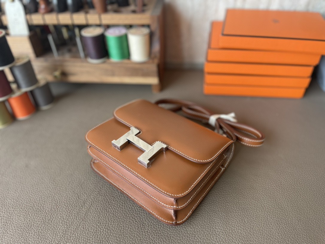 Hermès（爱马仕）Constance 小康 金棕色 BOX皮 银扣 19cm