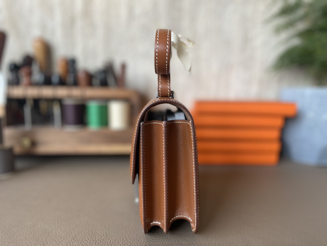 Hermès（爱马仕）Constance 小康 金棕色 BOX皮 银扣 19cm