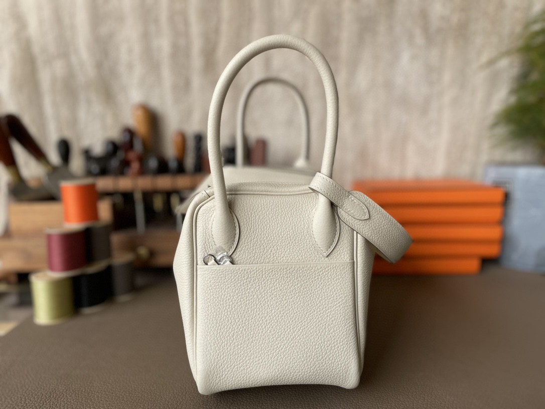 Hermès（爱马仕）Lindy 琳迪包 奶昔白 TOGO 顶级小牛皮 银扣 26cm
