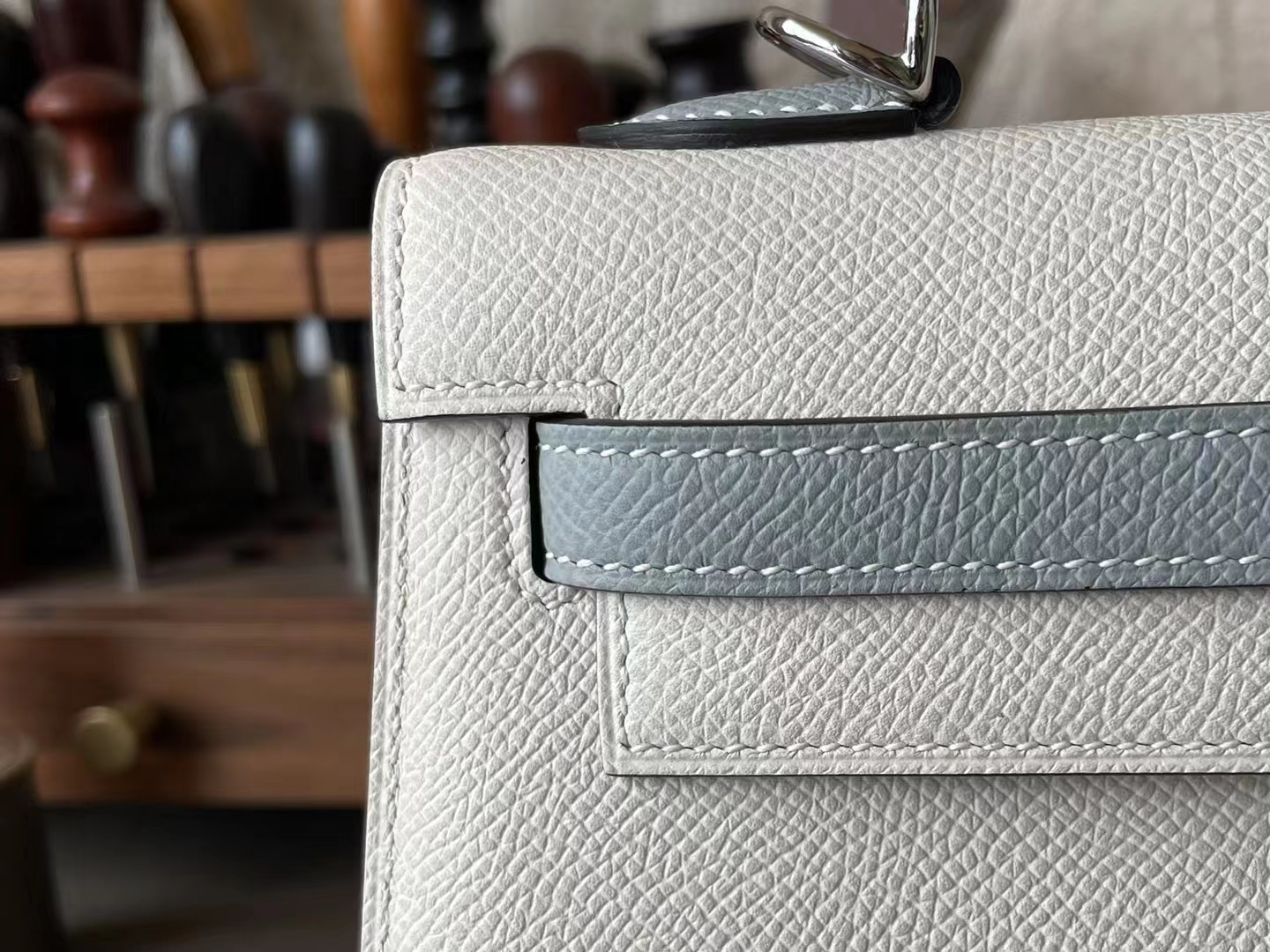 Hermès（爱马仕）Kelly 凯莉包 奶昔白 拼 海鸥灰 EPsom 掌纹皮 银扣 25cm