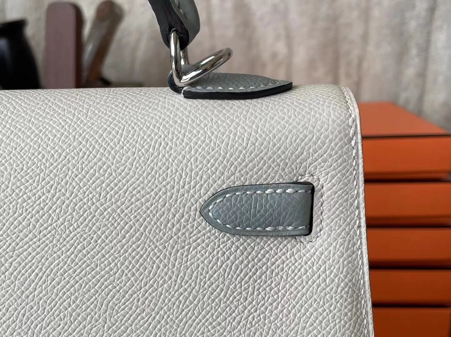 Hermès（爱马仕）Kelly 凯莉包 奶昔白 拼 海鸥灰 EPsom 掌纹皮 银扣 25cm