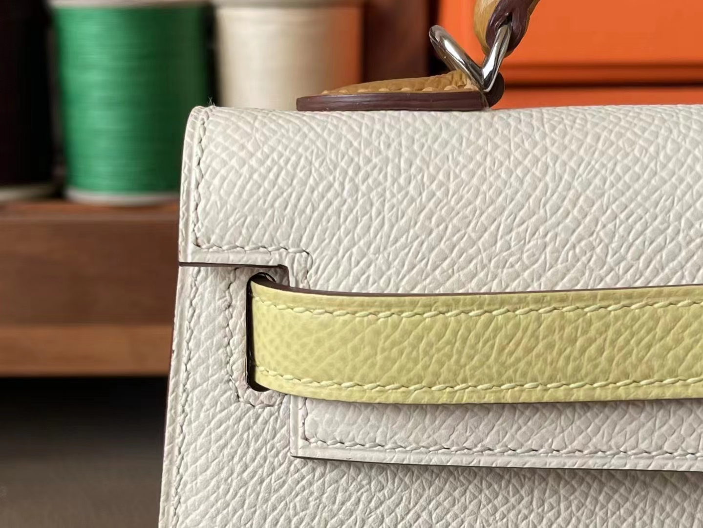 Hermès（爱马仕）mini kelly 迷你凯莉 三拼色 奶昔白／芝麻色／小鸡黄 Epsom 银扣 19cm