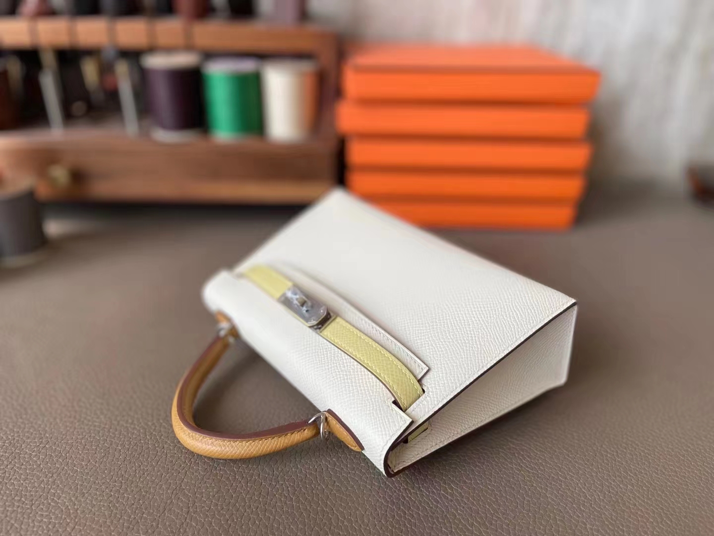 Hermès（爱马仕）mini kelly 迷你凯莉 三拼色 奶昔白／芝麻色／小鸡黄 Epsom 银扣 19cm