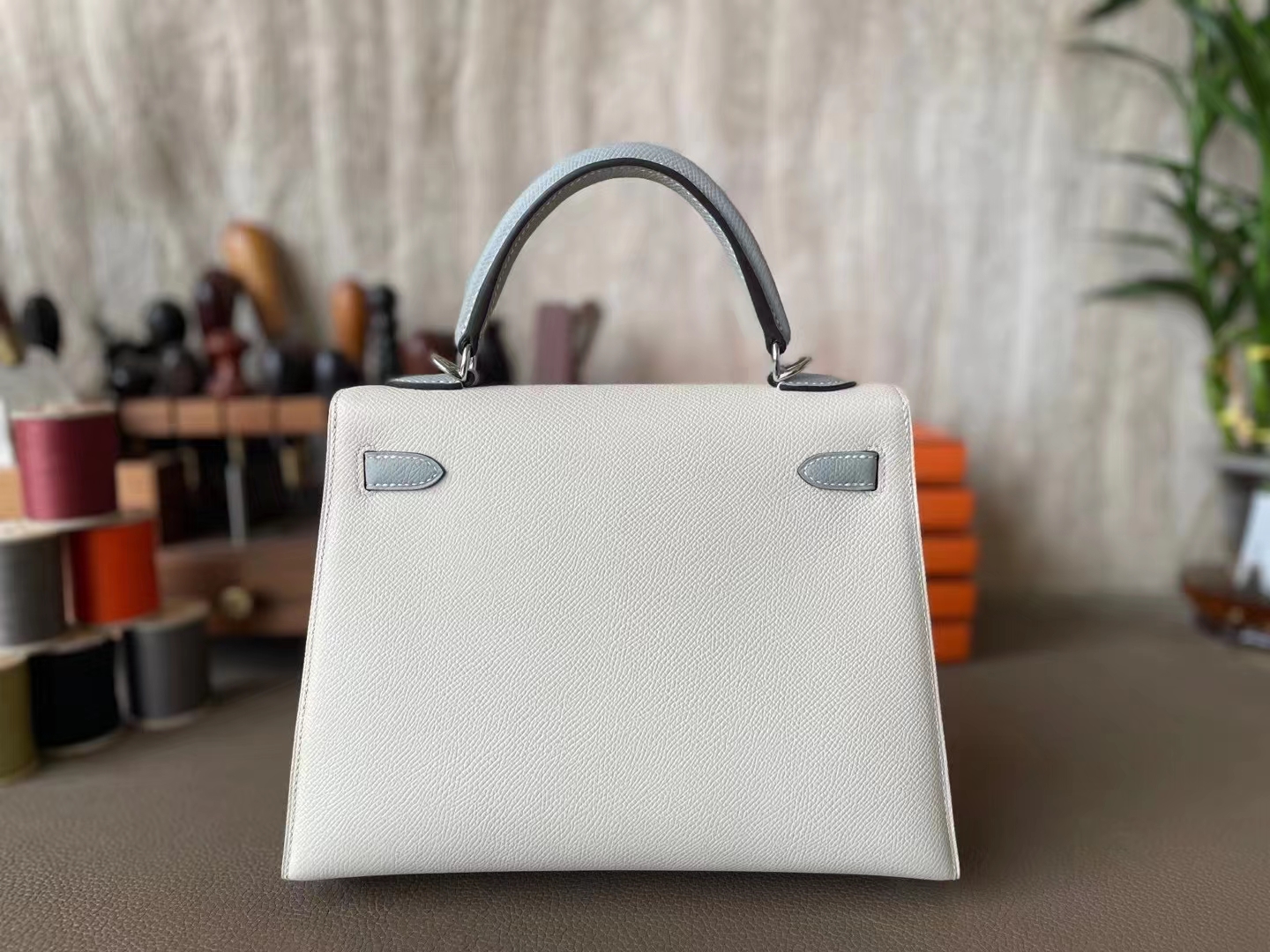 Hermès（爱马仕）Kelly 凯莉包 奶昔白 拼 海鸥灰 EPsom 掌纹皮 银扣 25cm