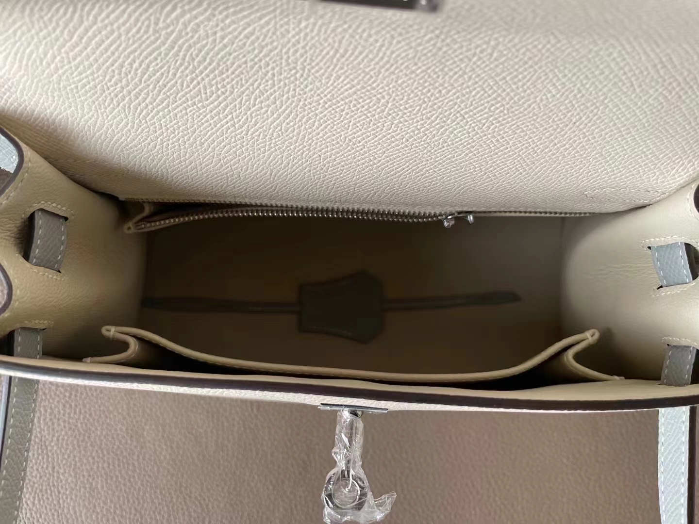 Hermès（爱马仕）Kelly 凯莉包 奶昔白 拼 海鸥灰 EPsom 掌纹皮 银扣 25cm
