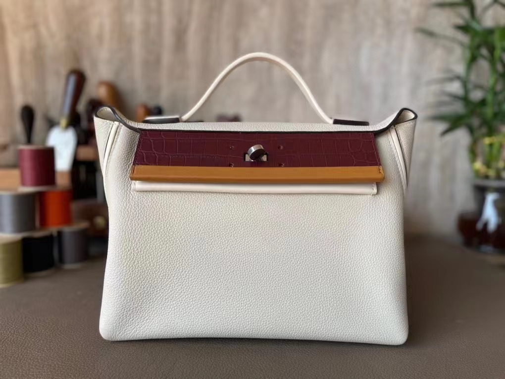 Hermès（爱马仕）Kelly 2424 奶昔白 拼 波尔多酒红 Togo 顶级小牛皮 拼 Swfit 雾面湾鳄 银扣