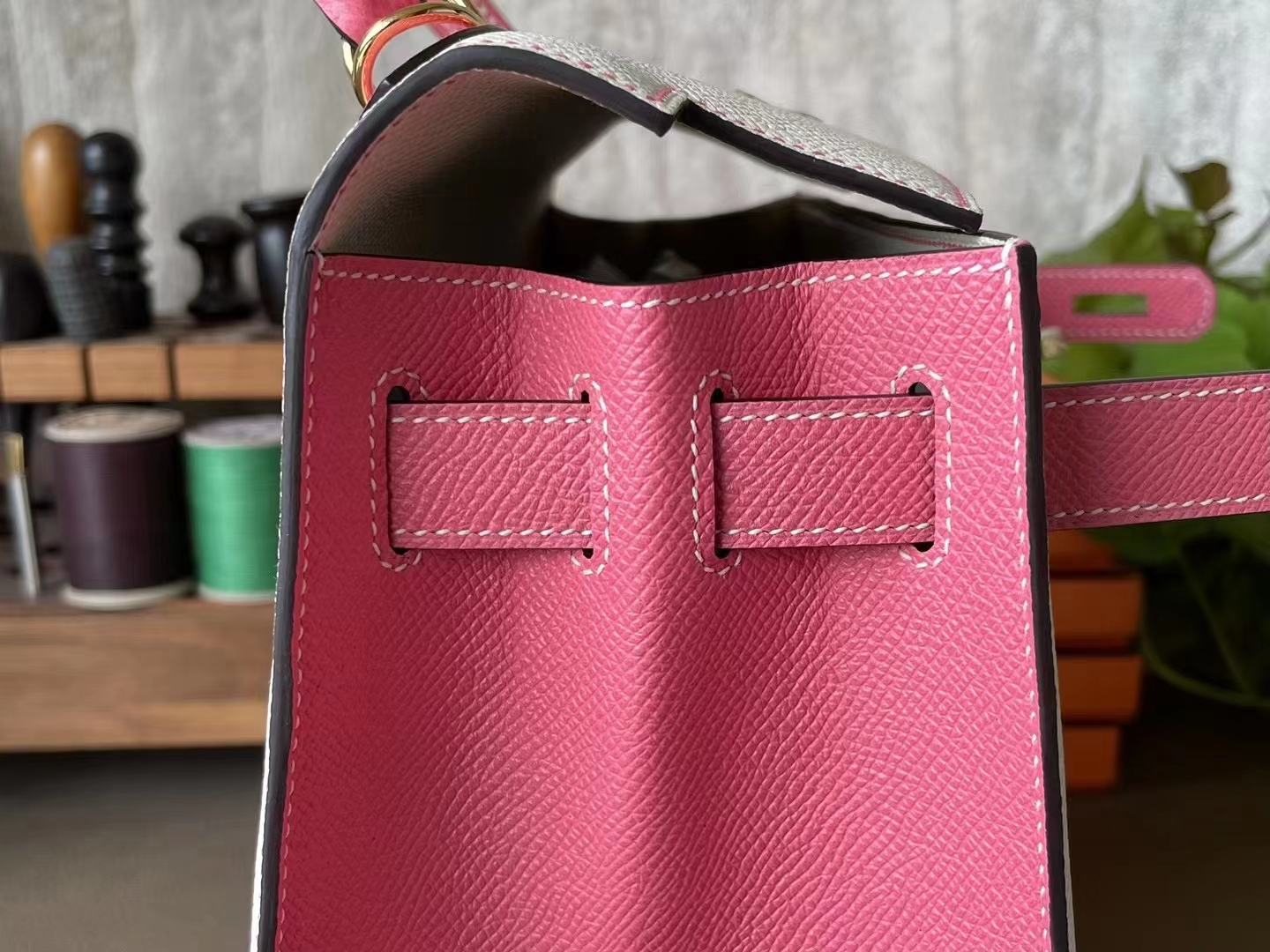 Hermès（爱马仕）Kelly 凯莉包 奶昔白 拼 唇膏粉 Epsom 掌纹皮 金扣 28cm