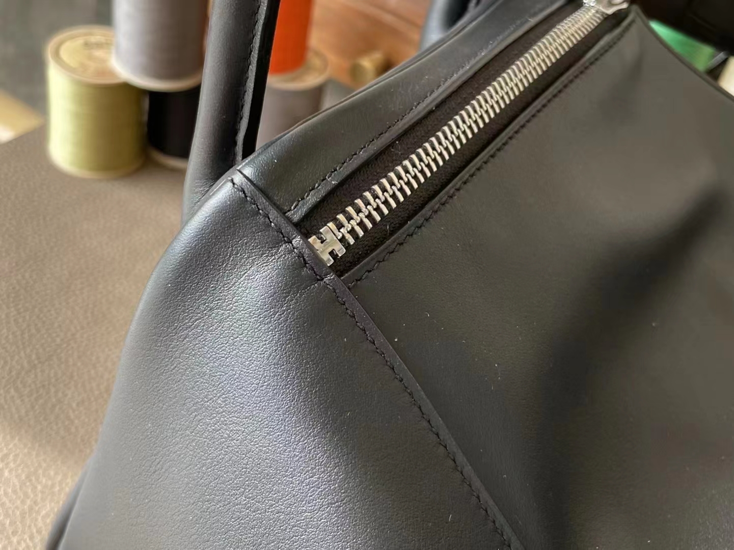 Hermès（爱马仕）Lindy 琳迪包 黑色 Swift皮 拼 雾面鳄鱼肩带 银扣 30cm