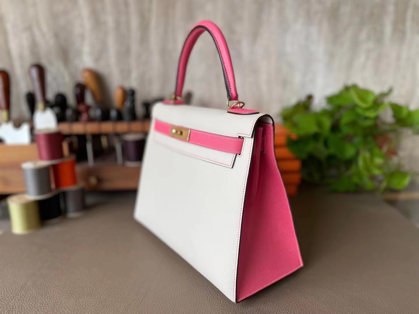 Hermès（爱马仕）Kelly 凯莉包 奶昔白 拼 唇膏粉 Epsom 掌纹皮 金扣 28cm