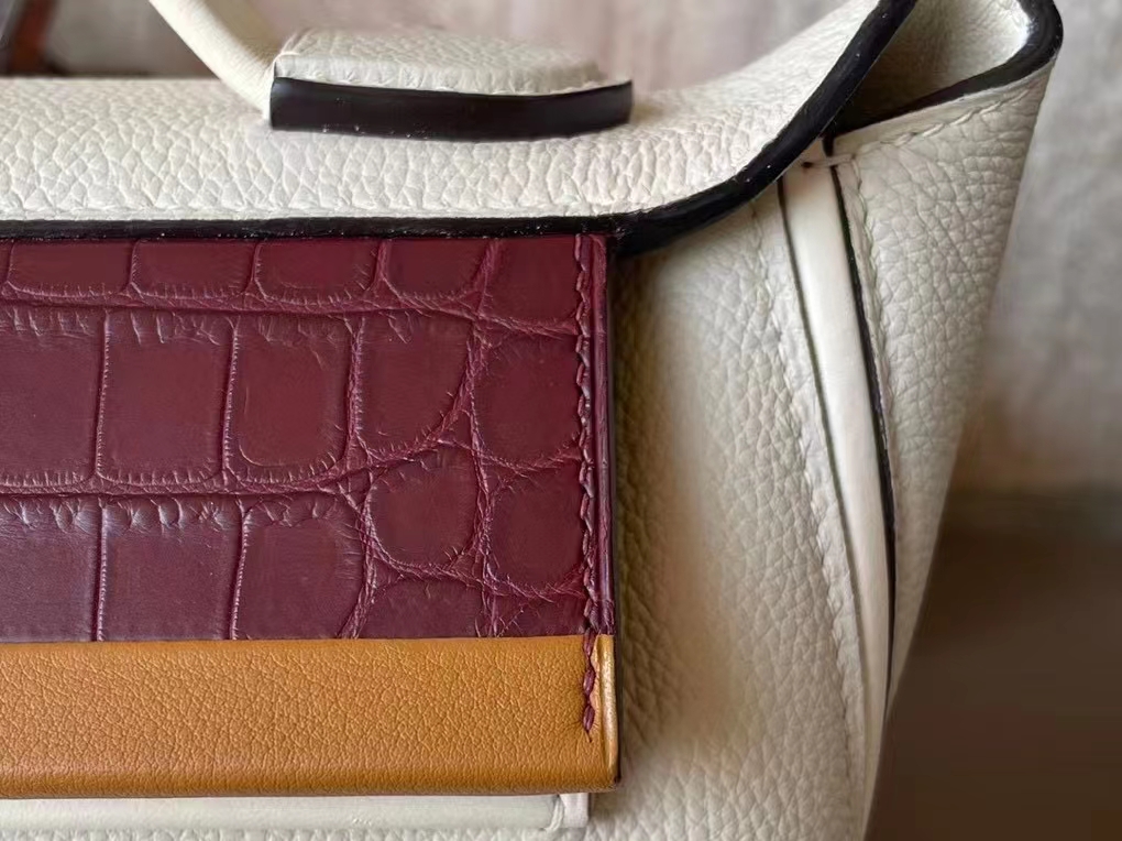 Hermès（爱马仕）Kelly 2424 奶昔白 拼 波尔多酒红 Togo 顶级小牛皮 拼 Swfit 雾面湾鳄 银扣