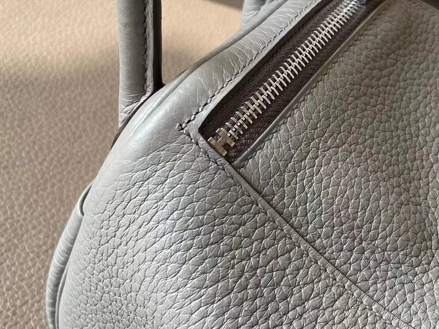 Hermès（爱马仕）MINI lindy 迷你琳迪包 锡器灰 TC 大牛皮 银扣 20cm