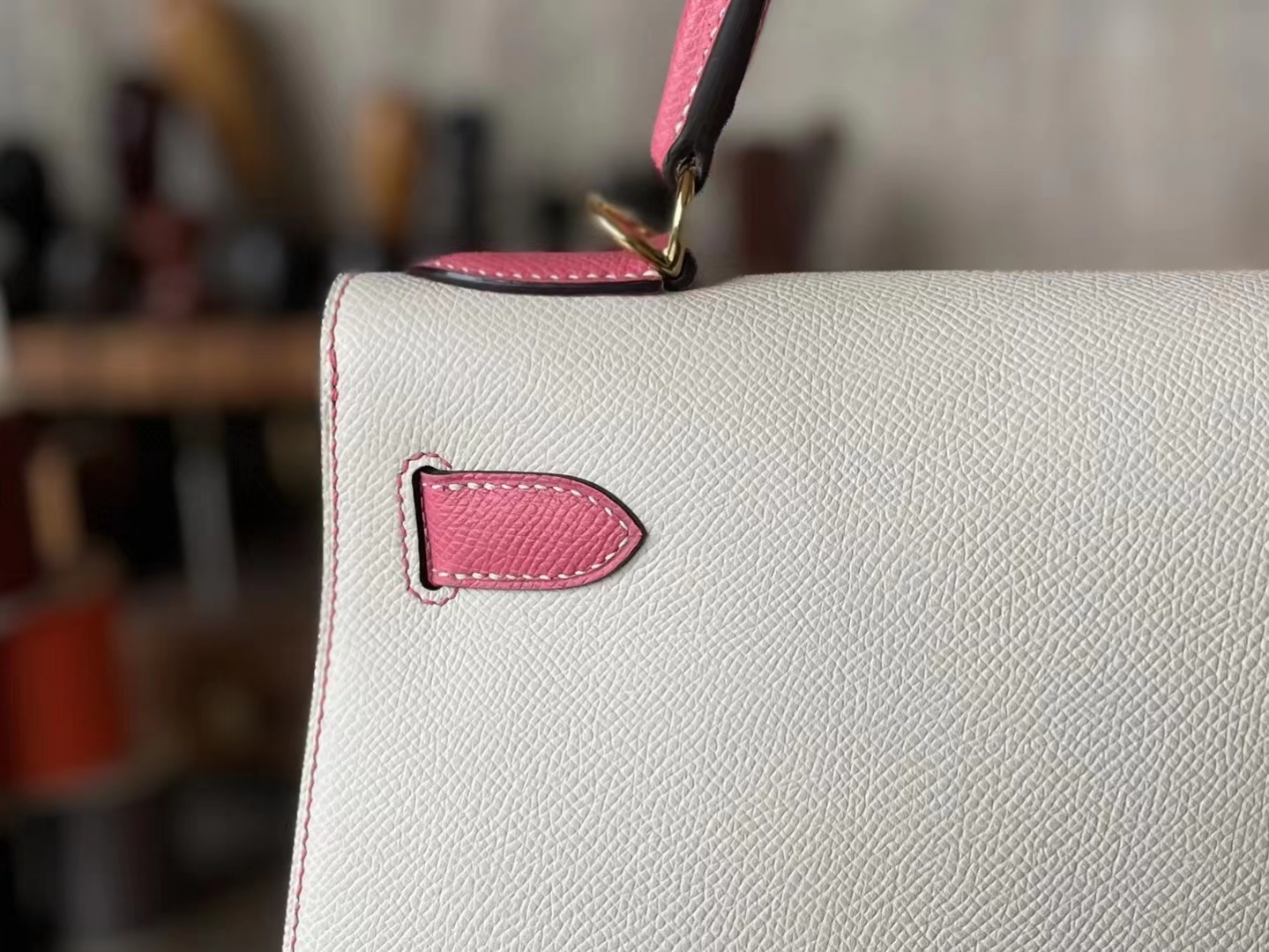 Hermès（爱马仕）Kelly 凯莉包 奶昔白 拼 唇膏粉 Epsom 掌纹皮 金扣 28cm