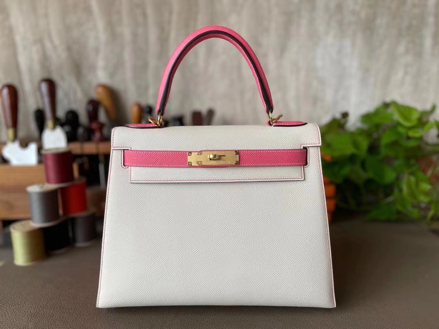 Hermès（爱马仕）Kelly 凯莉包 奶昔白 拼 唇膏粉 Epsom 掌纹皮 金扣 28cm
