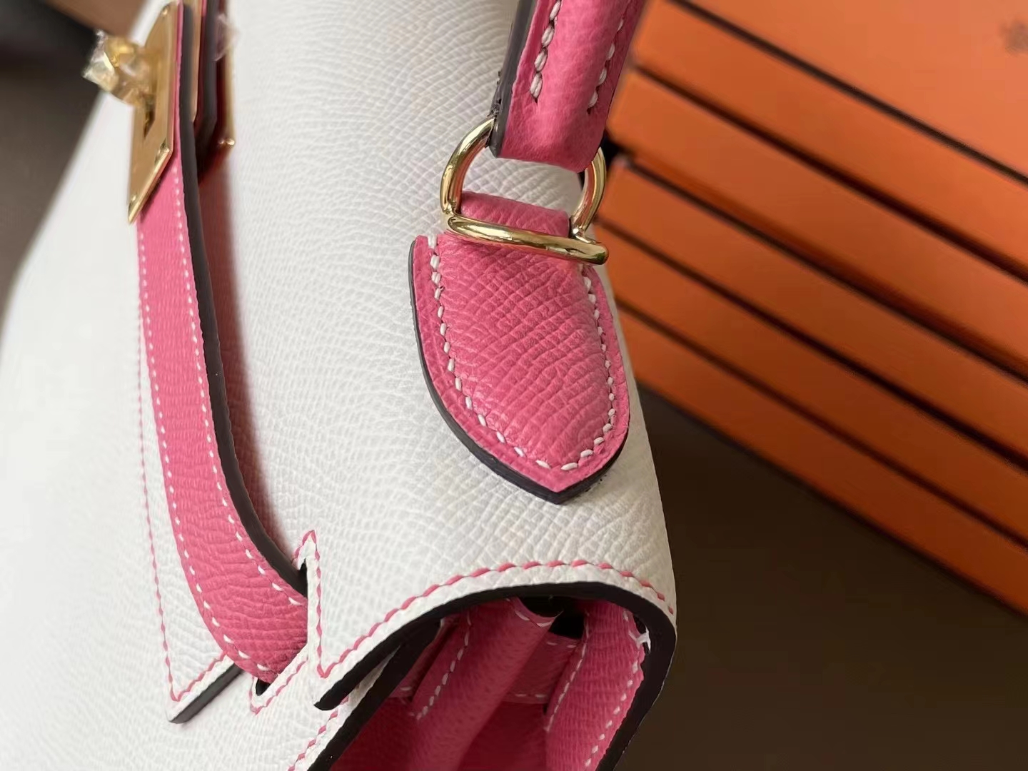Hermès（爱马仕）Kelly 凯莉包 奶昔白 拼 唇膏粉 Epsom 掌纹皮 金扣 28cm