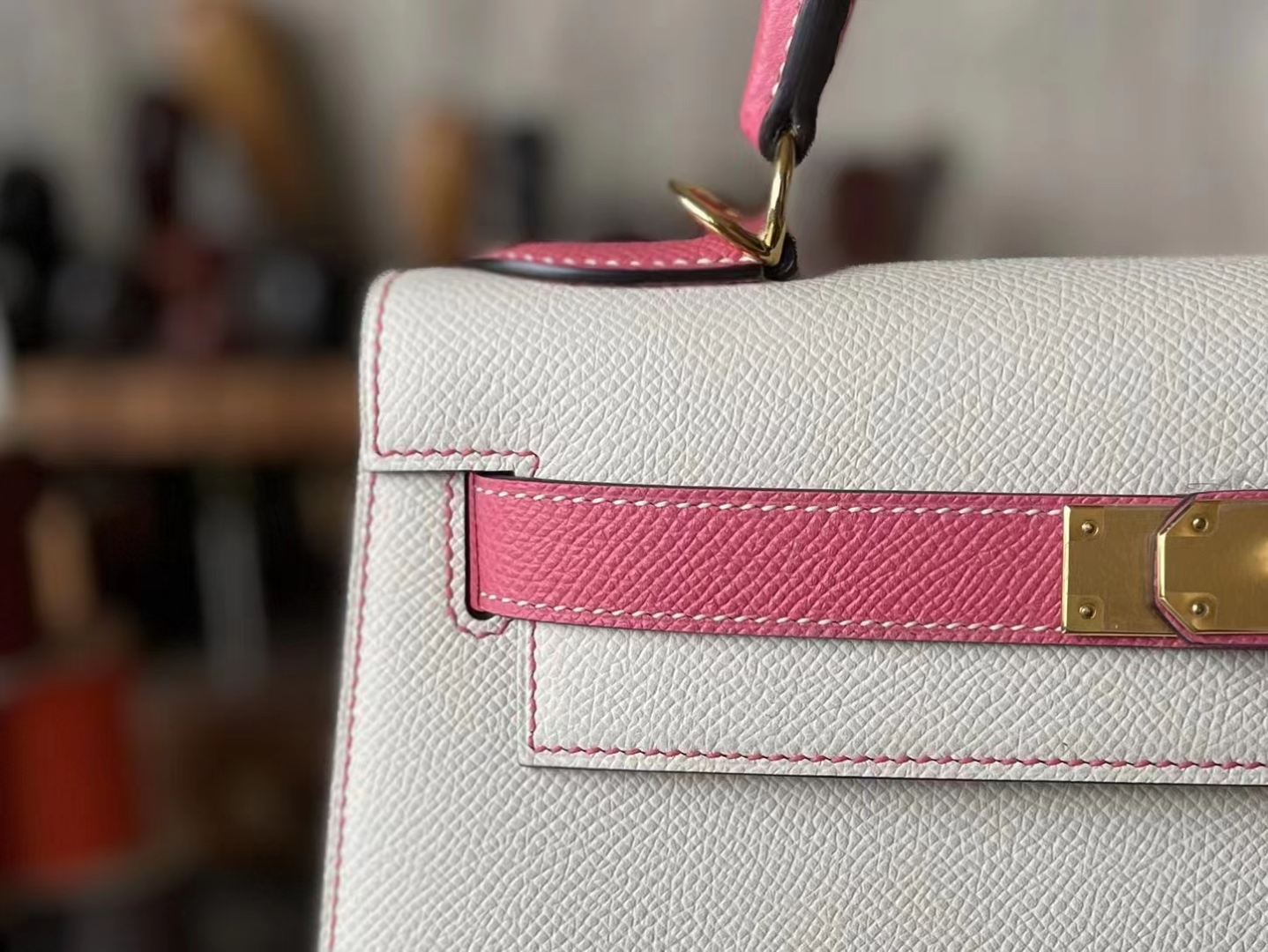 Hermès（爱马仕）Kelly 凯莉包 奶昔白 拼 唇膏粉 Epsom 掌纹皮 金扣 28cm