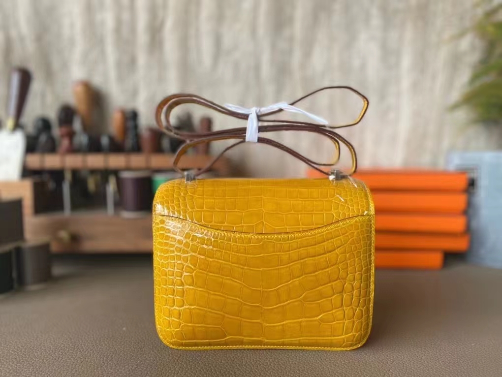 Hermès（爱马仕）Constance 康康 琥珀黄 亮面美洲鳄鱼皮 银扣 19cm