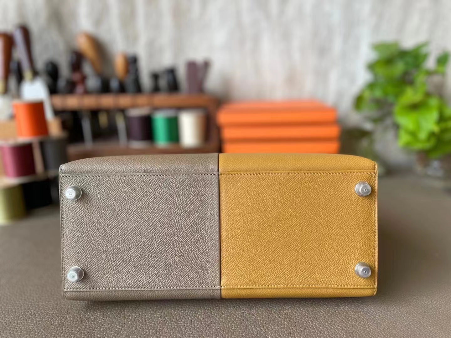 Hermès（爱马仕）Kelly 凯莉包 芝麻色 拼 大象灰 Epsom 掌纹皮 银扣 28cm