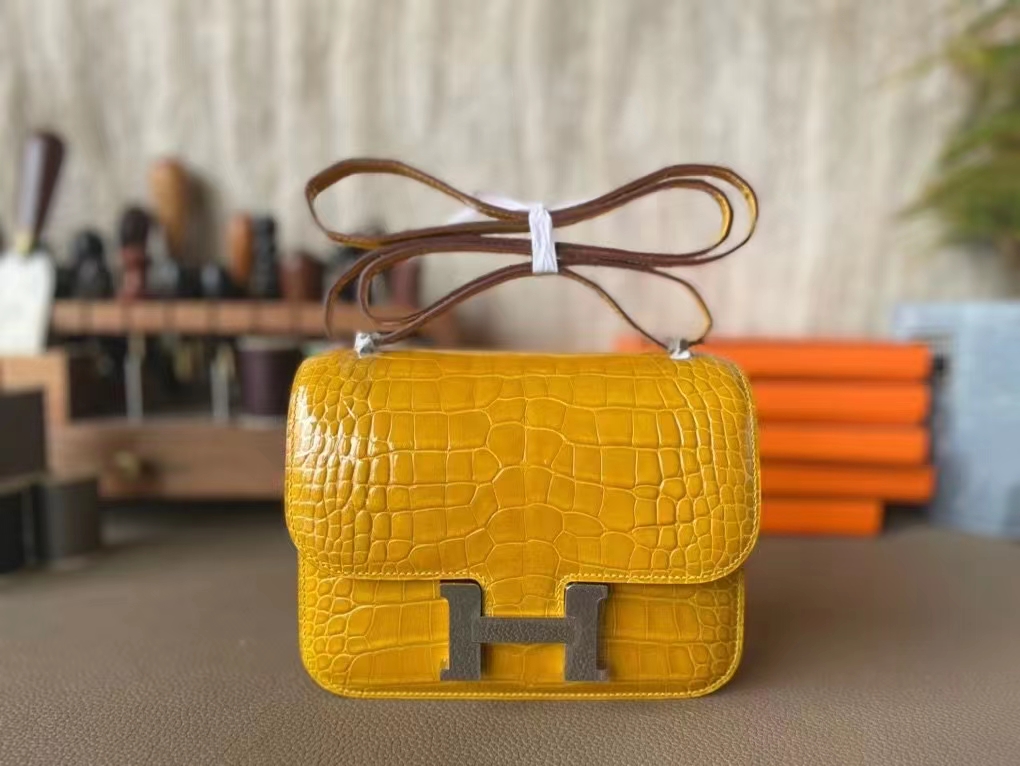 Hermès（爱马仕）Constance 康康 琥珀黄 亮面美洲鳄鱼皮 银扣 19cm