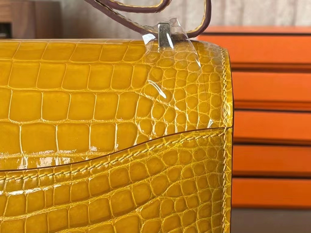 Hermès（爱马仕）Constance 康康 琥珀黄 亮面美洲鳄鱼皮 银扣 19cm