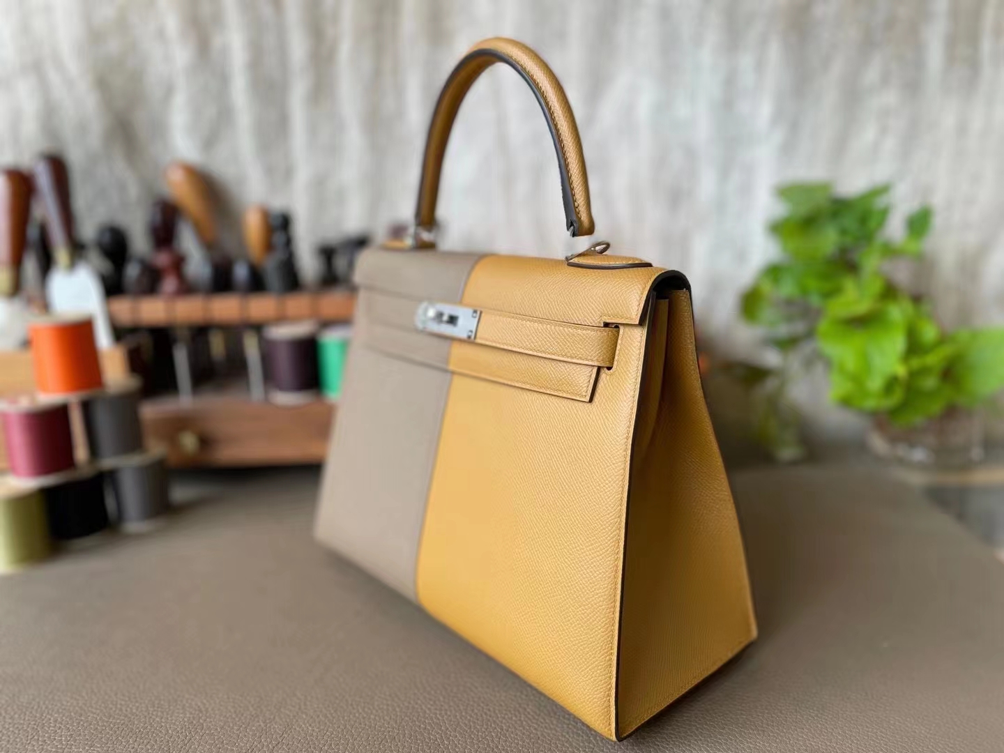 Hermès（爱马仕）Kelly 凯莉包 芝麻色 拼 大象灰 Epsom 掌纹皮 银扣 28cm