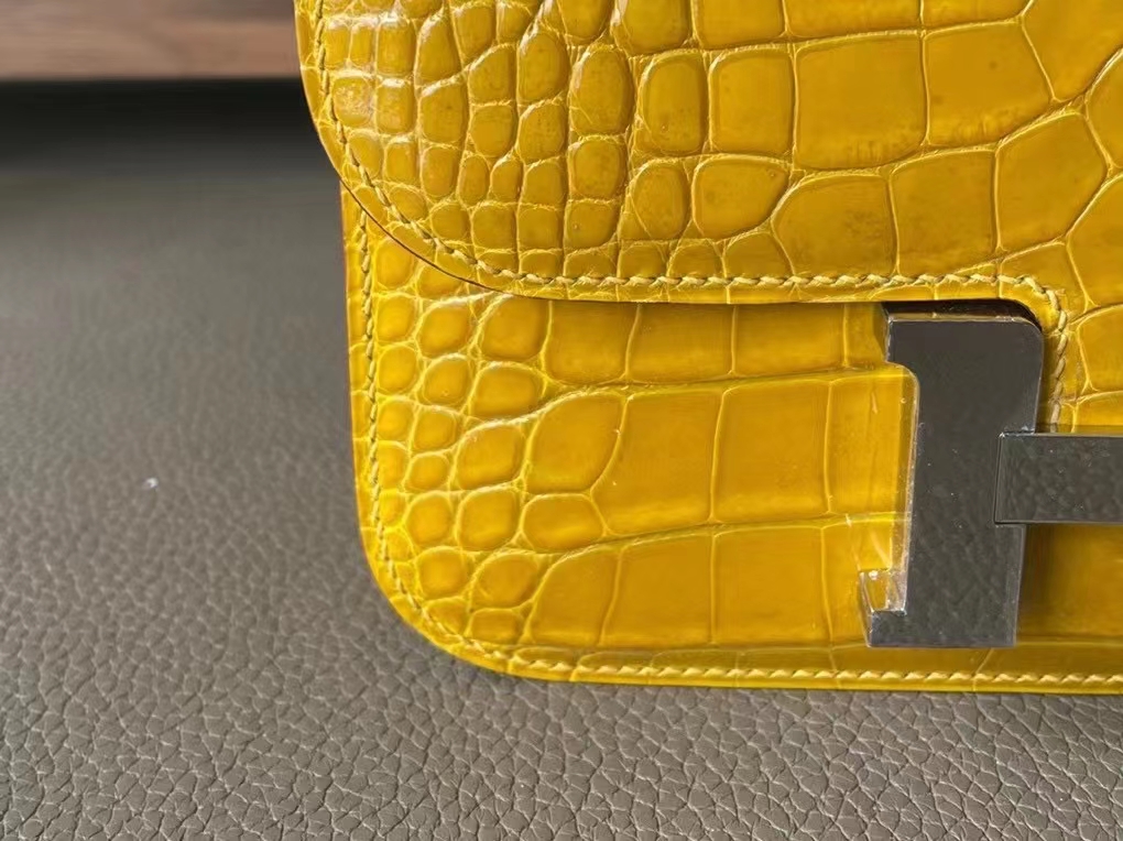 Hermès（爱马仕）Constance 康康 琥珀黄 亮面美洲鳄鱼皮 银扣 19cm