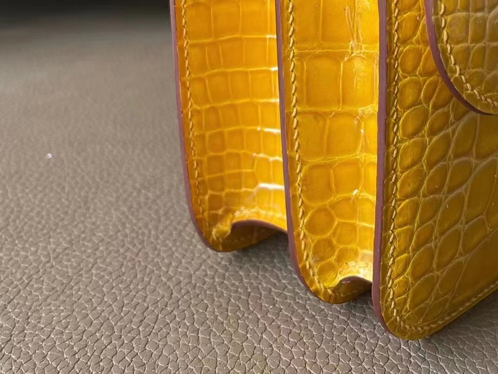 Hermès（爱马仕）Constance 康康 琥珀黄 亮面美洲鳄鱼皮 银扣 19cm