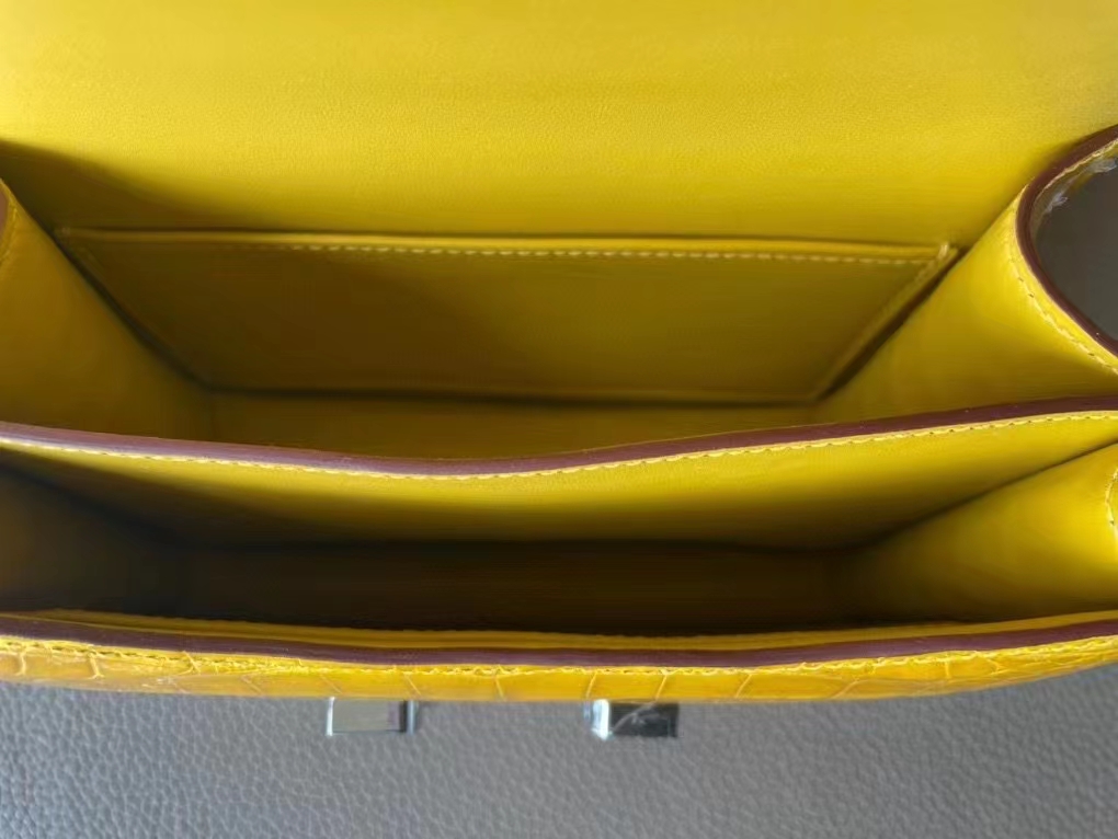 Hermès（爱马仕）Constance 康康 琥珀黄 亮面美洲鳄鱼皮 银扣 19cm