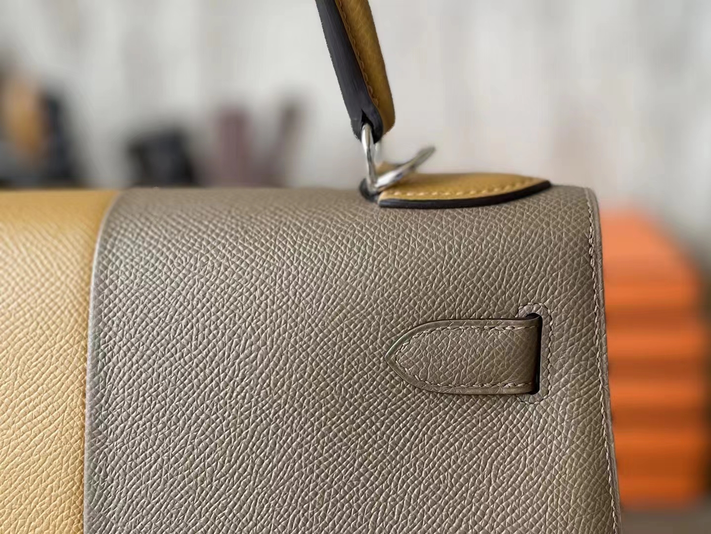 Hermès（爱马仕）Kelly 凯莉包 芝麻色 拼 大象灰 Epsom 掌纹皮 银扣 28cm
