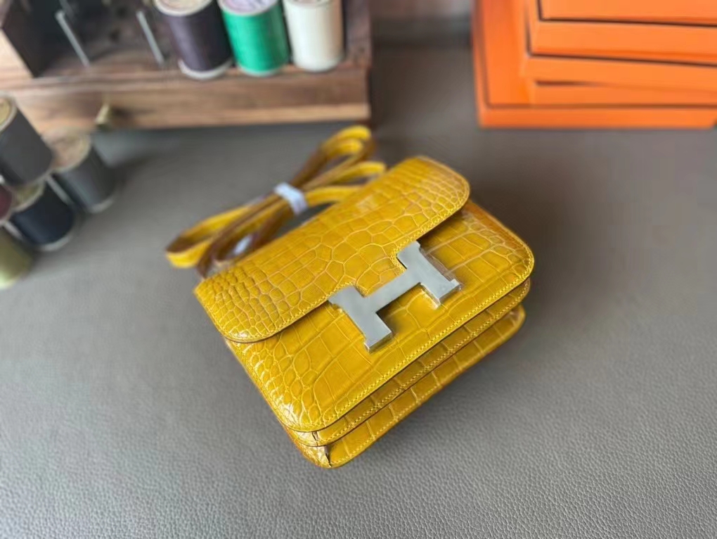 Hermès（爱马仕）Constance 康康 琥珀黄 亮面美洲鳄鱼皮 银扣 19cm