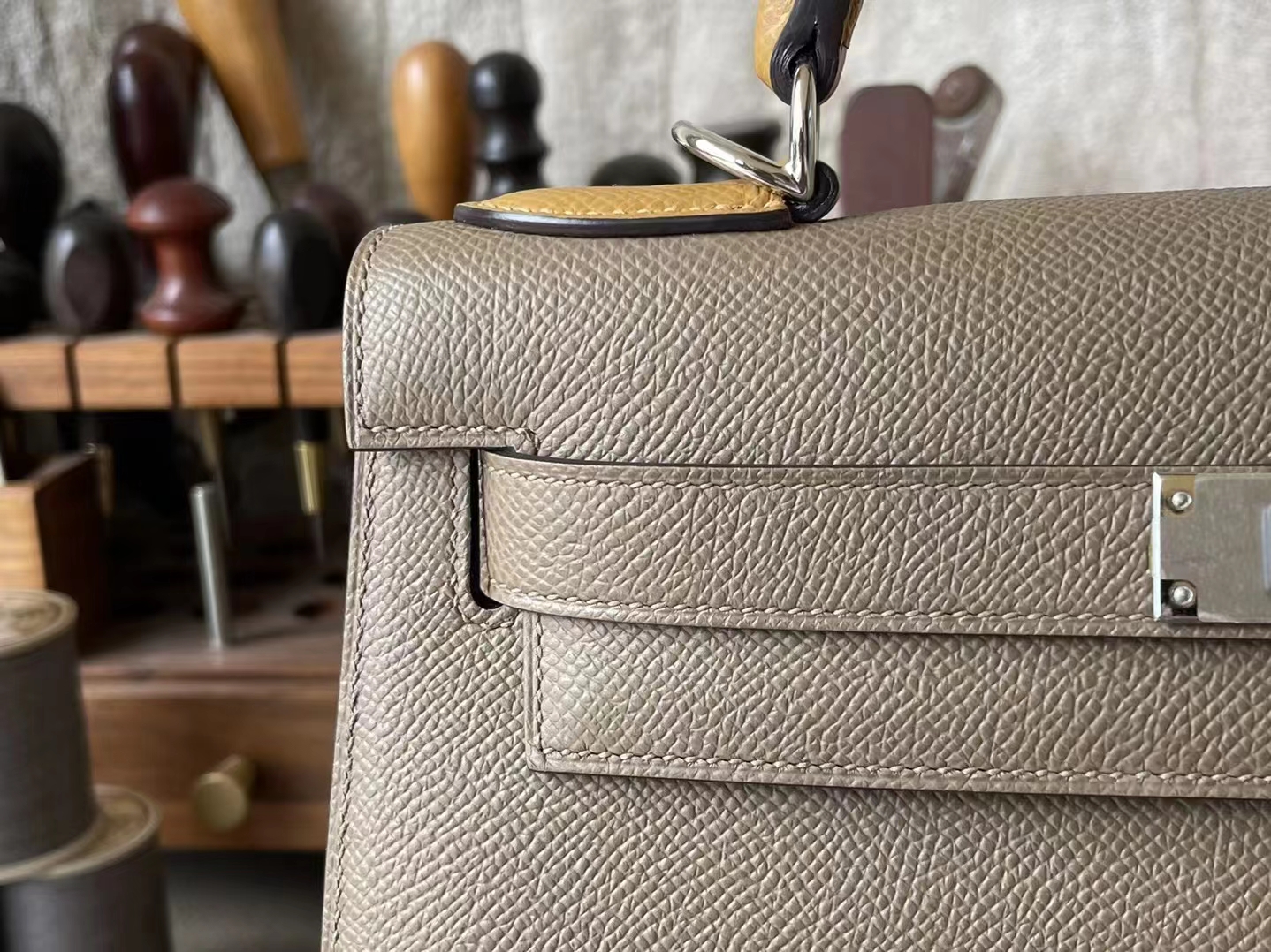 Hermès（爱马仕）Kelly 凯莉包 芝麻色 拼 大象灰 Epsom 掌纹皮 银扣 28cm