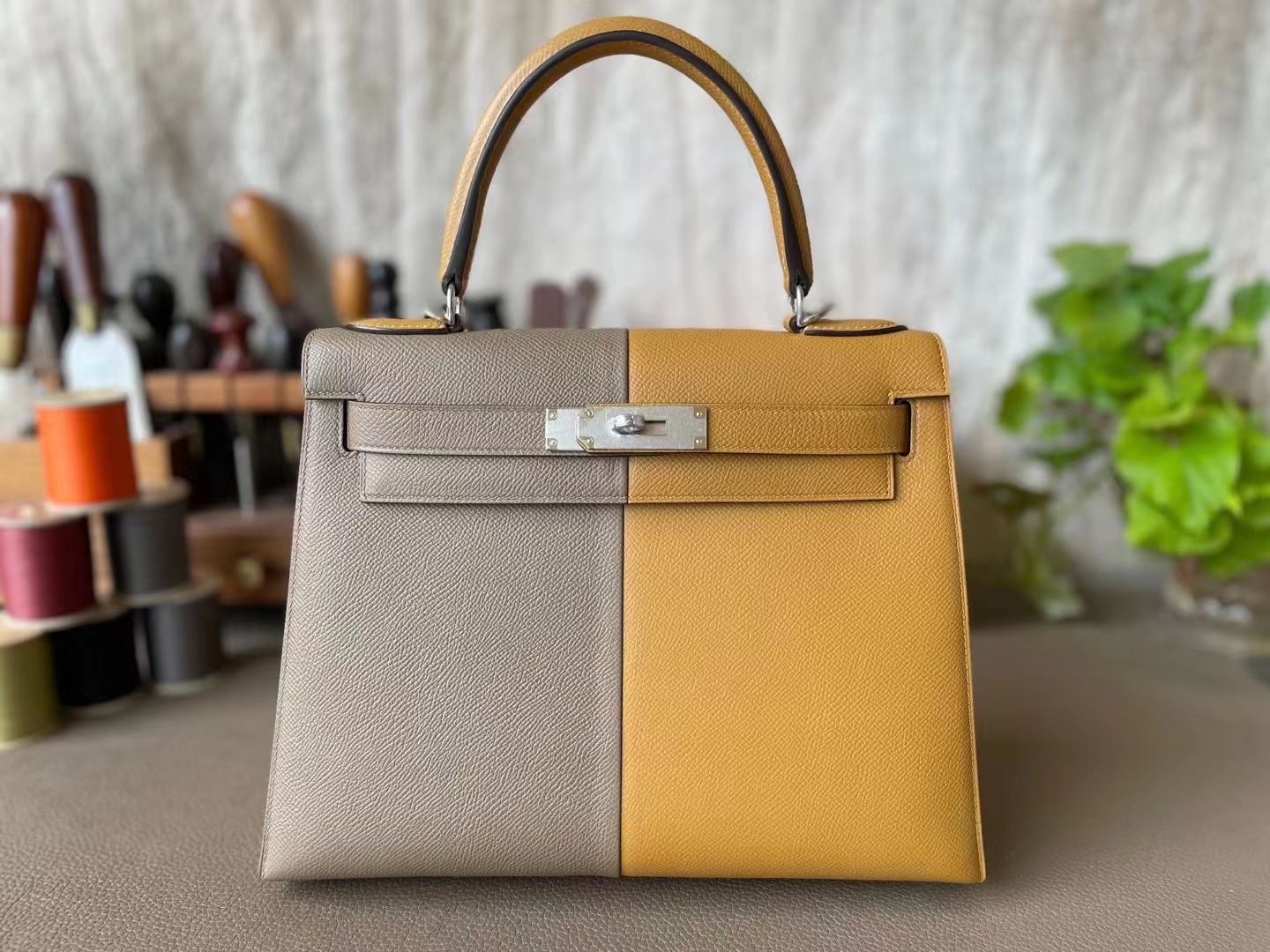 Hermès（爱马仕）Kelly 凯莉包 芝麻色 拼 大象灰 Epsom 掌纹皮 银扣 28cm