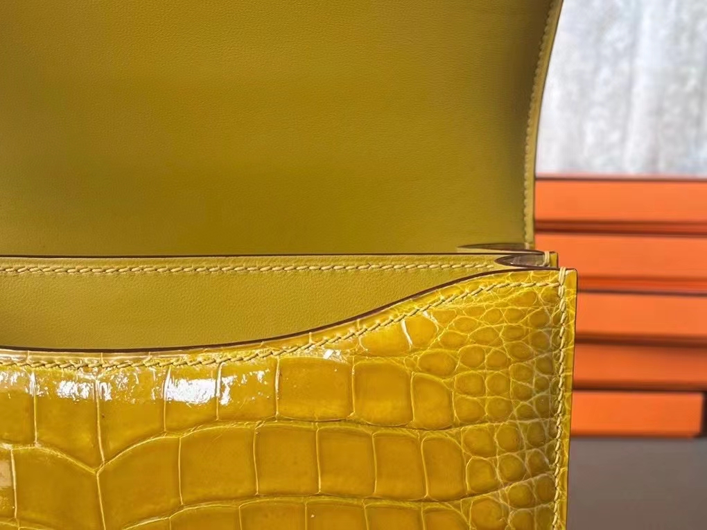 Hermès（爱马仕）Constance 康康 琥珀黄 亮面美洲鳄鱼皮 银扣 19cm