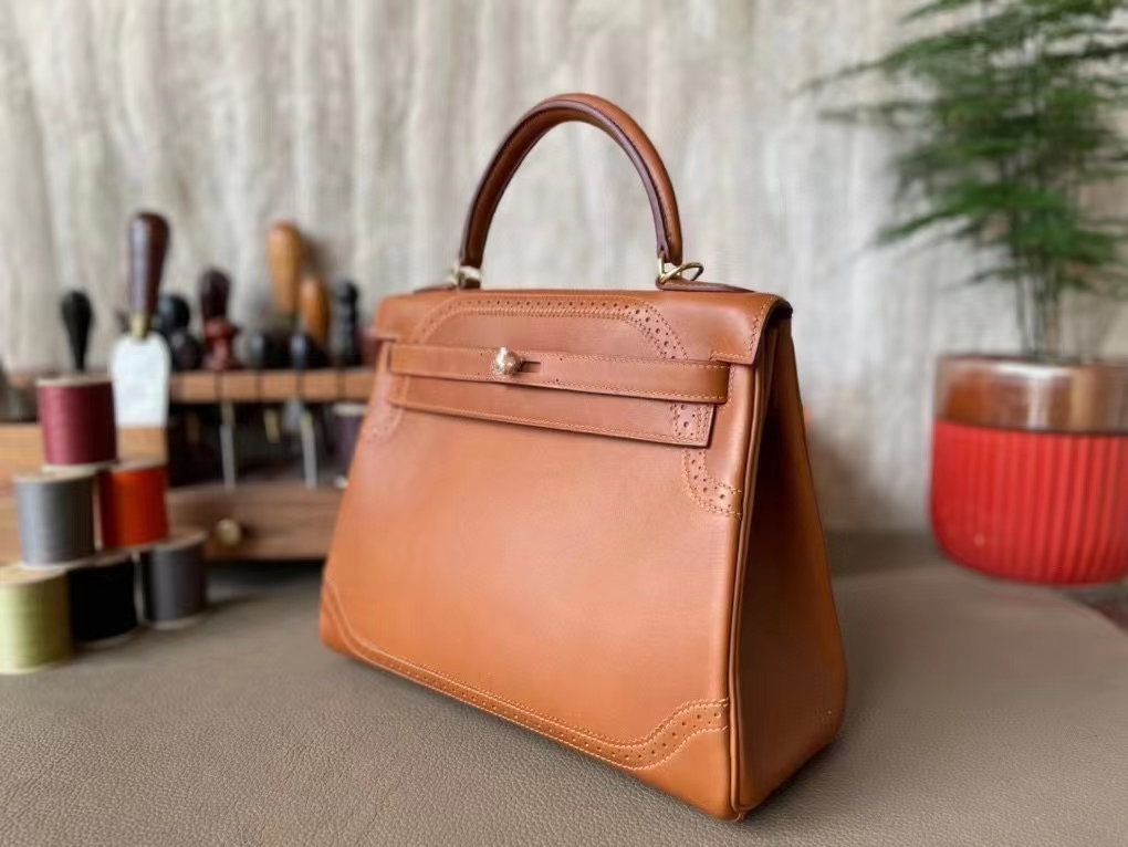 Hermès（爱马仕）Kelly 凯莉包 蕾丝 金棕色 平纹马鞍皮 金扣 28cm