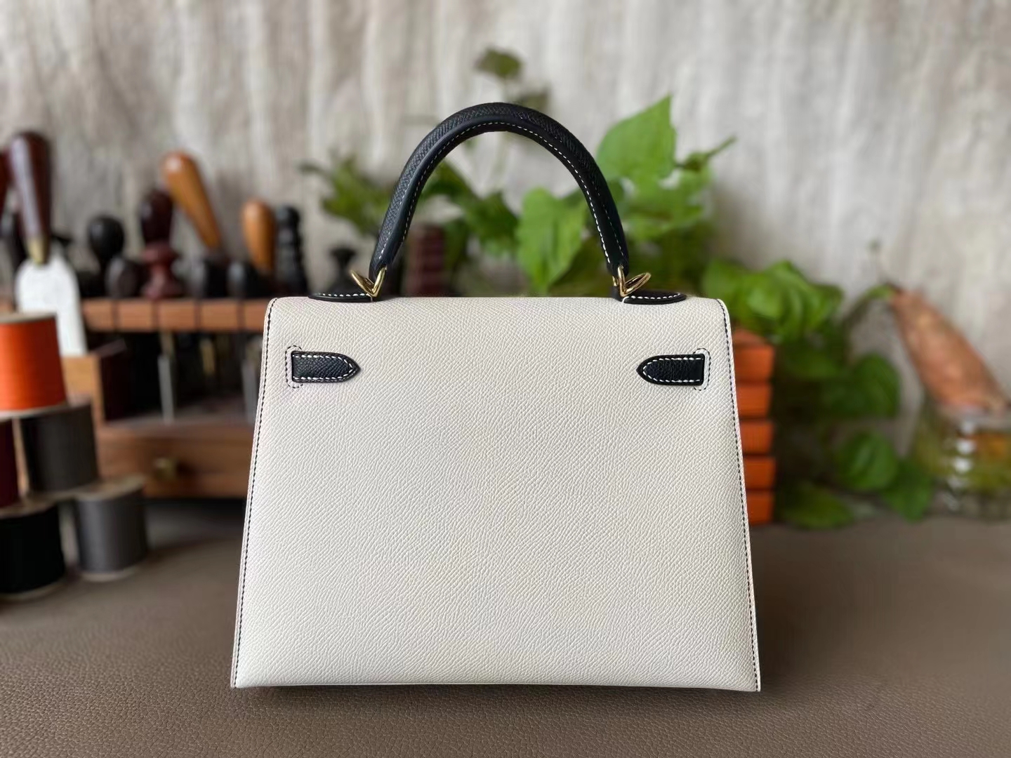 Hermès（爱马仕）Kelly 凯莉包 奶昔白 拼 黑色 Epsom掌纹皮 反色走线 外缝 金扣 25cm