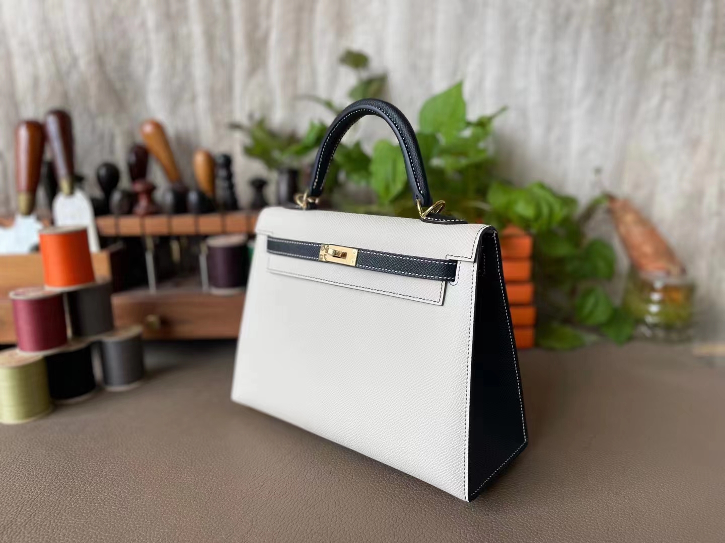 Hermès（爱马仕）Kelly 凯莉包 奶昔白 拼 黑色 Epsom掌纹皮 反色走线 外缝 金扣 25cm