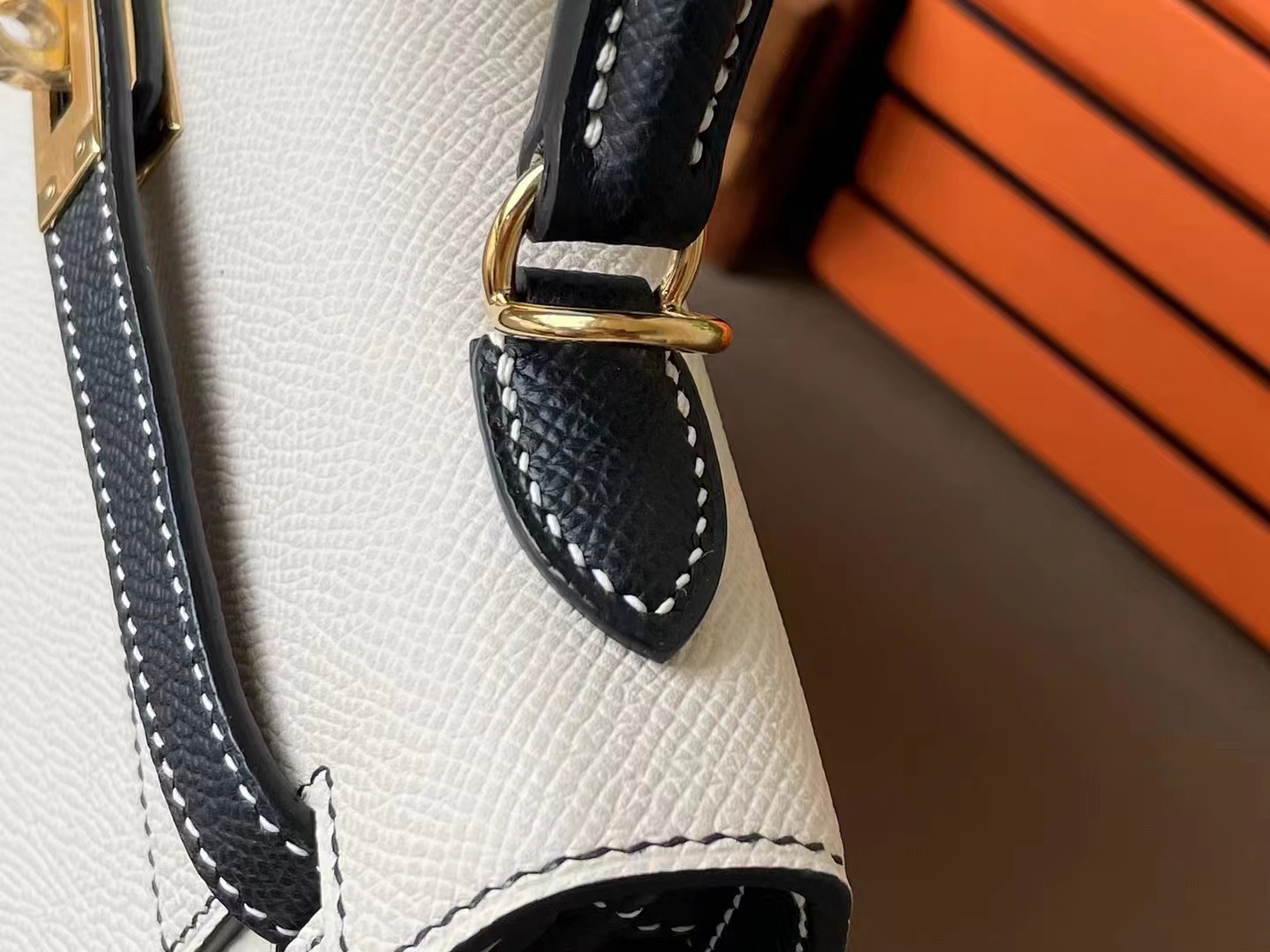 Hermès（爱马仕）Kelly 凯莉包 奶昔白 拼 黑色 Epsom掌纹皮 反色走线 外缝 金扣 25cm