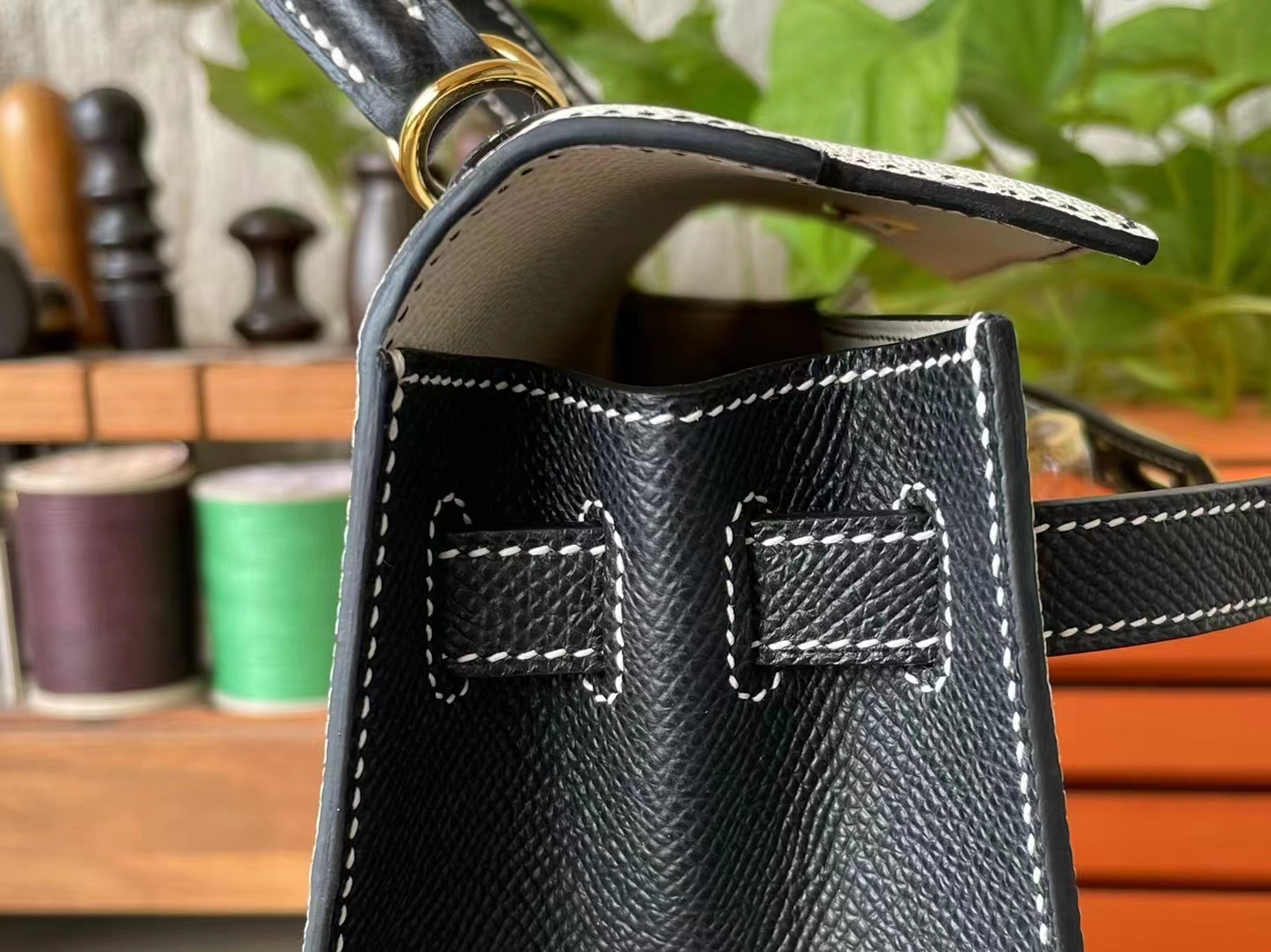Hermès（爱马仕）Kelly 凯莉包 奶昔白 拼 黑色 Epsom掌纹皮 反色走线 外缝 金扣 25cm